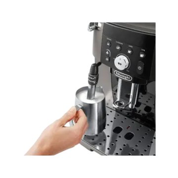 يد ترغّي الحليب بعصا البانياريللو الفولاذية وإبريق الحليب