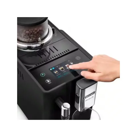 إصبع يلمس شاشة اللمس الملوّنة لاختيار مشروب من القائمة المصوّرة، وخزّان الحبوب الشفاف ممتلئ في الأعلى