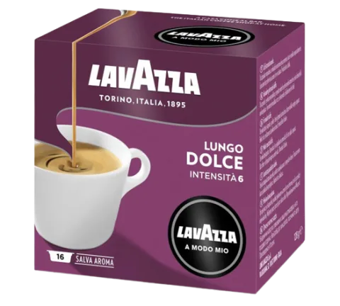 علبة كبسولات بنفسجية، عليها كوب أبيض كبير ينسكب فيه خيط رفيع من القهوة